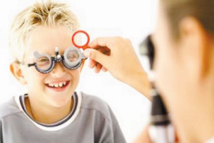 老是看網(wǎng)上說醫(yī)學(xué)驗(yàn)光更科學(xué)，眼鏡店不行嗎？