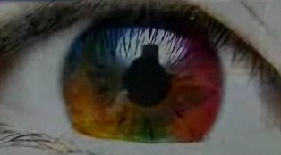 小心彩色隱形眼鏡，“霉”了瞳