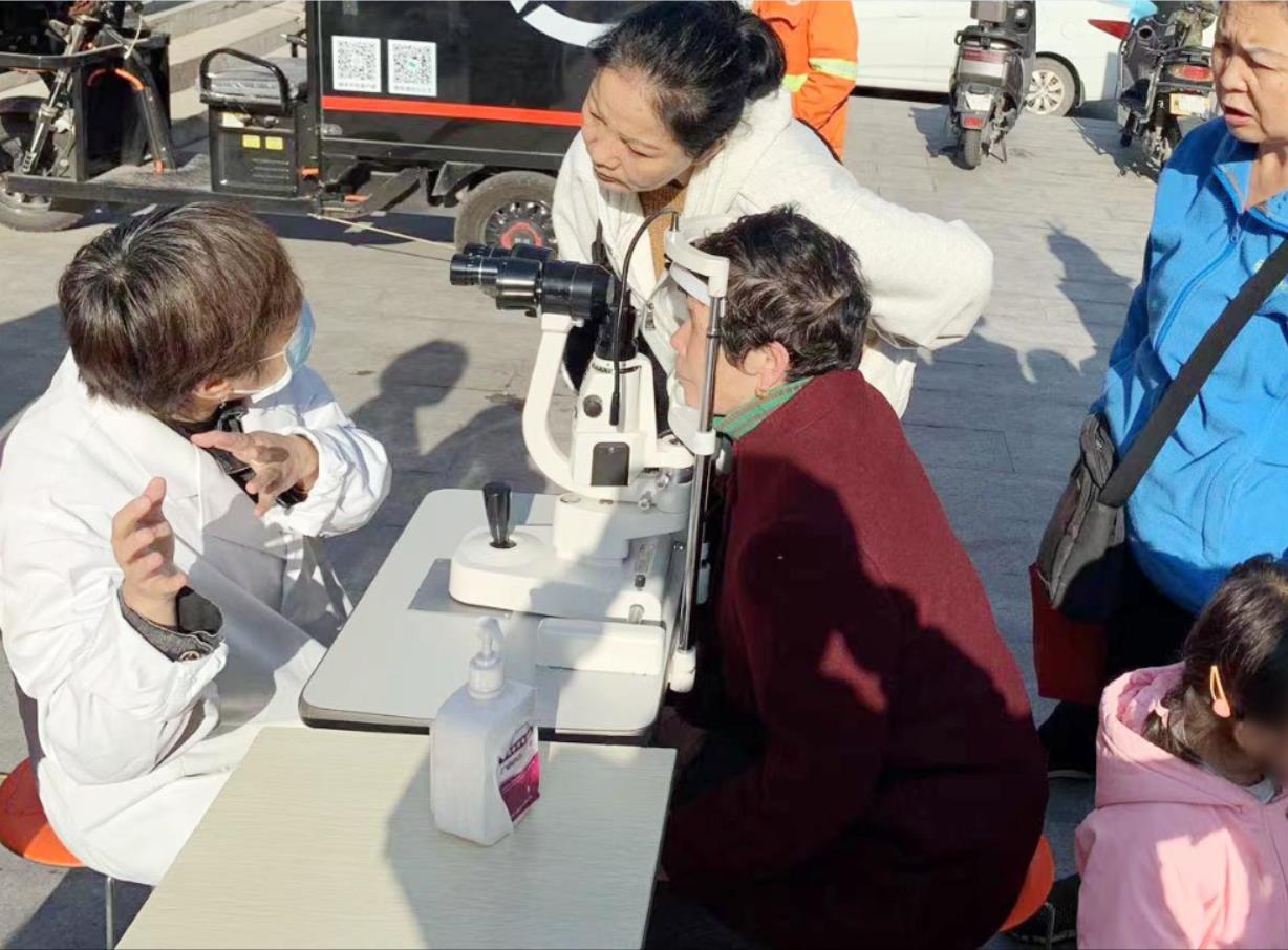 攜手為重陽，“義診獻愛心，義演暖人心”普瑞走進敬老院