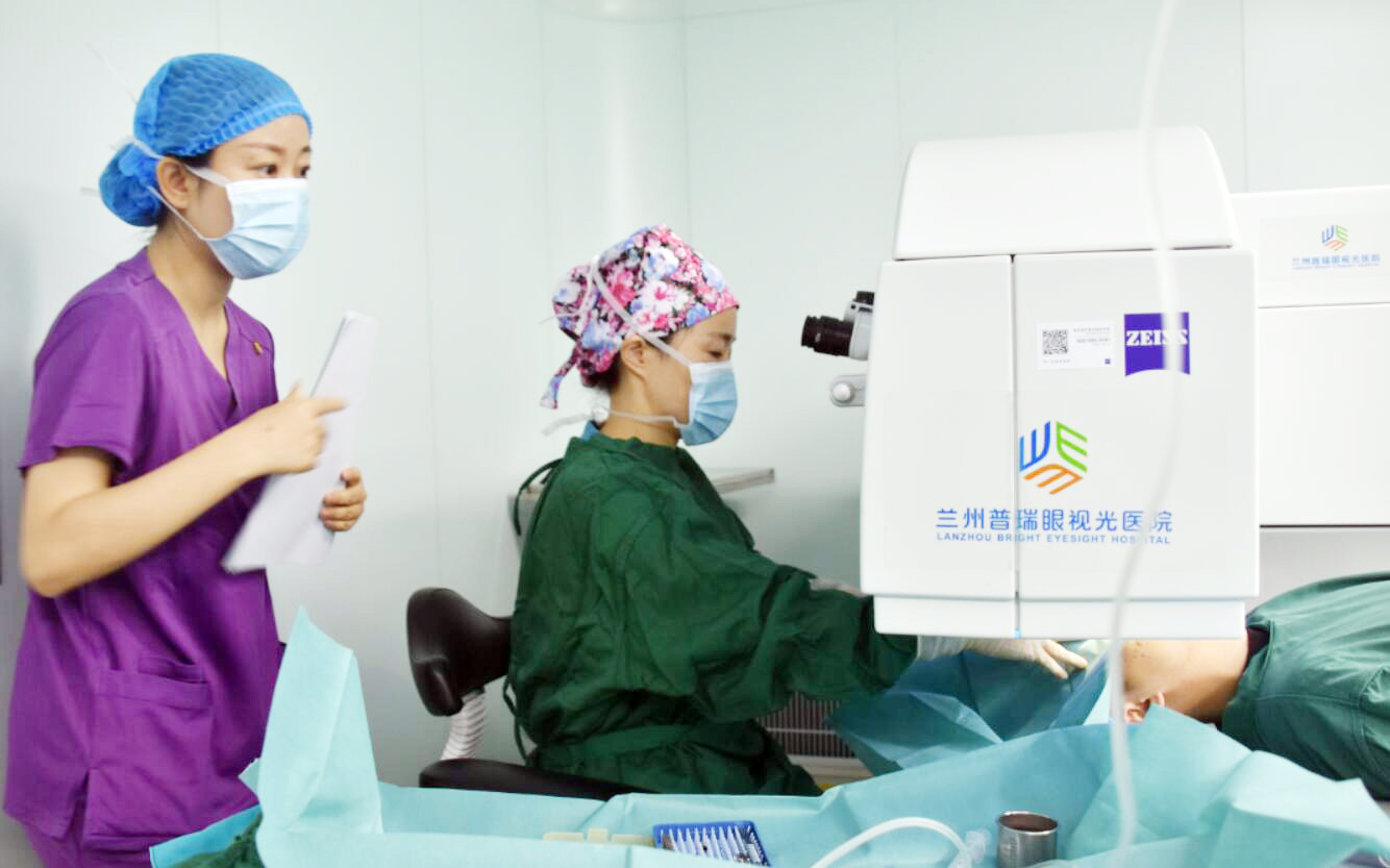 蘭州寒假摘鏡總動員，雙眼近視眼手術(shù)30秒后看清